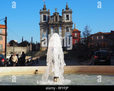 Fontana al di fuori della chiesa Igreja de Santo Ildefonso' in Porto - Portogallo Foto Stock