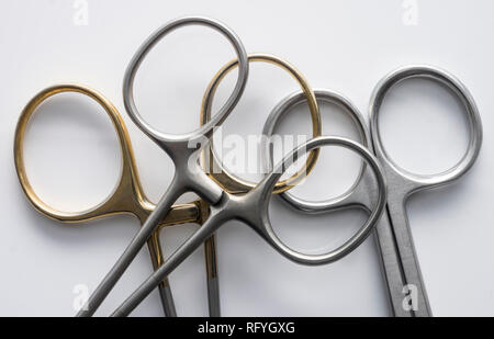 Varie forbici in metallo isolato su sfondo bianco, immagine concettuale Foto Stock