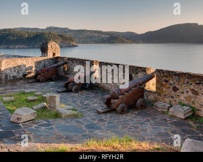 I cannoni e merli della fortezza Castillo de la Concepción in Cedeira, rías altas, La Coruña, Spagna Foto Stock