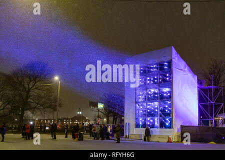 Detroit, Michigan - Persone guardato durante una tempesta di neve come Ford Motor Company proiettato un light show su Michigan la stazione centrale come parte o Foto Stock