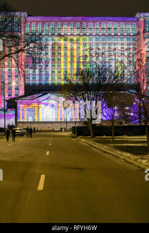 Detroit, Michigan - Ford Motor Company proiettato un light show su Michigan la stazione centrale durante un festival invernale. Ford ha acquistato la lunga- Foto Stock