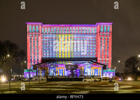 Detroit, Michigan - Ford Motor Company proiettato un light show su Michigan la stazione centrale durante un festival invernale. Ford ha acquistato la lunga- Foto Stock