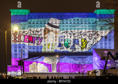 Detroit, Michigan - Ford Motor Company proiettato un light show su Michigan la stazione centrale durante un festival invernale. Ford ha acquistato la lunga- Foto Stock