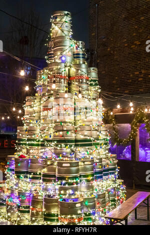 Detroit, Michigan - un albero di Natale fatto da barili di birra al mercurio Burger Bar. Foto Stock