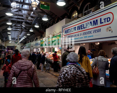 Gli amanti dello shopping nel gioco fila, Kirkgate Market, Leeds, West Yorkshire, Inghilterra, Regno Unito. Foto Stock