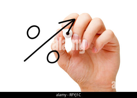 Disegno a mano aumentando la percentuale di segno concetto freccia con un pennarello sul vetro trasparente stampato. Foto Stock