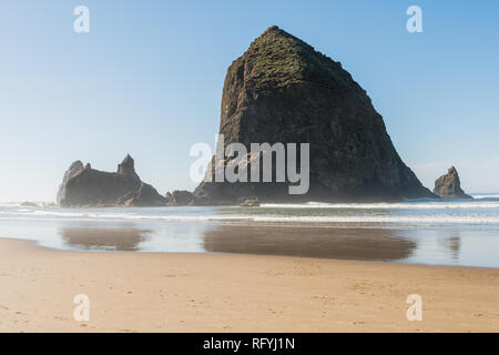 Viste le enormi Haystack Rock in Cannon Beach, Oregon, Stati Uniti d'America. Foto Stock
