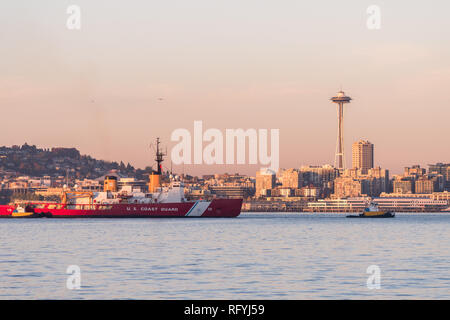 La guardia costiera in barca della Baia di Elliott con tramonto sui grattacieli del centro di Seattle, Washington, Stati Uniti d'America. Foto Stock