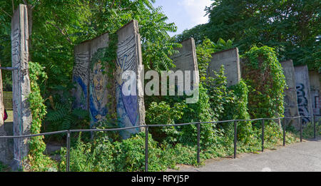 5 luglio 2018 - Berlino, Germania: artista di graffiti decorano i resti del abbattuto il muro di Berlino in Germania Foto Stock