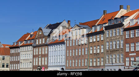 Giugno 27, 2018- Copenhagen, Danimarca: edifici lungo Nybrogade Street a Copenhagen Foto Stock