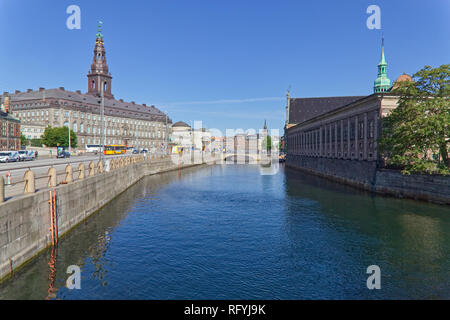 Giugno 27, 2018- Copenhagen, Danimarca: Il Palazzo del Parlamento lungo Frederiksholms canal Foto Stock