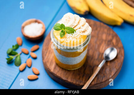 Mango budino di Chia in barattolo. Vegano Vegatarian cibo. Il fuoco selettivo cibo sano concetto Foto Stock