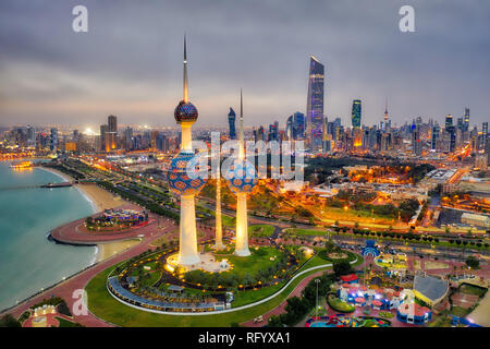 Torre di Kuwait City Skyline incandescente di notte, prese in Kuwait nel dicembre 2018 presi in hdr Foto Stock