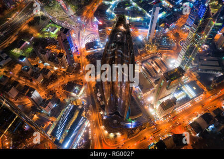 Torre di Kuwait City Skyline incandescente di notte, prese in Kuwait nel dicembre 2018 presi in hdr Foto Stock