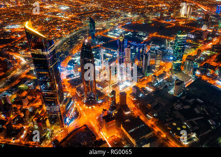 Torre di Kuwait City Skyline incandescente di notte, prese in Kuwait nel dicembre 2018 presi in hdr Foto Stock