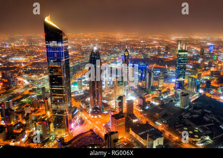 Torre di Kuwait City Skyline incandescente di notte, prese in Kuwait nel dicembre 2018 presi in hdr Foto Stock