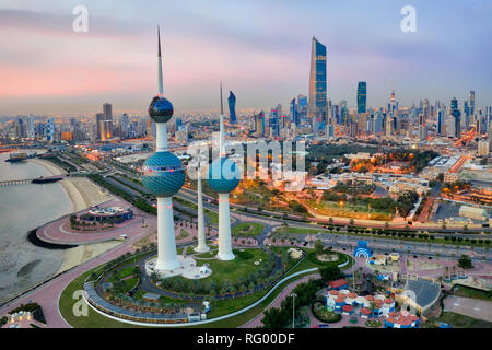 Torre di Kuwait City Skyline incandescente di notte, prese in Kuwait nel dicembre 2018 presi in hdr Foto Stock