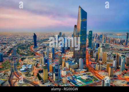 Torre di Kuwait City Skyline incandescente di notte, prese in Kuwait nel dicembre 2018 presi in hdr Foto Stock