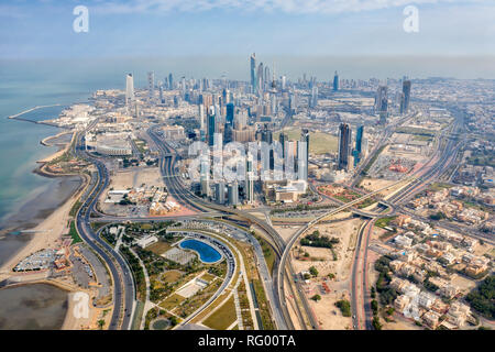 Torre di Kuwait City Skyline incandescente di notte, prese in Kuwait nel dicembre 2018 presi in hdr Foto Stock