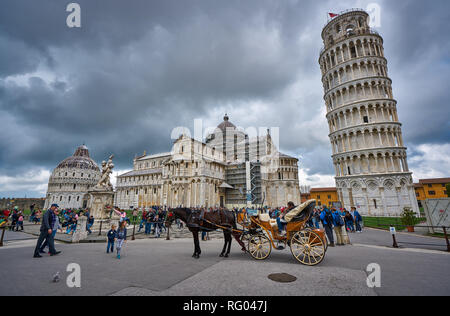 Vista della cattedrale di Santa Maria Assunta e la Torre Pendente di Pisa, Italia Foto Stock