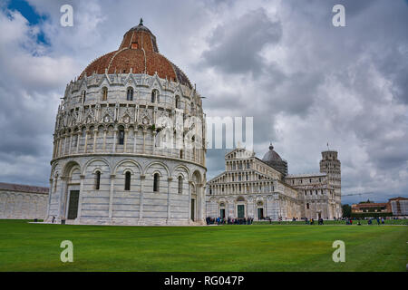 Vista del Battistero, Cattedrale di Santa Maria Assunta e la Torre Pendente di Pisa, Italia Foto Stock