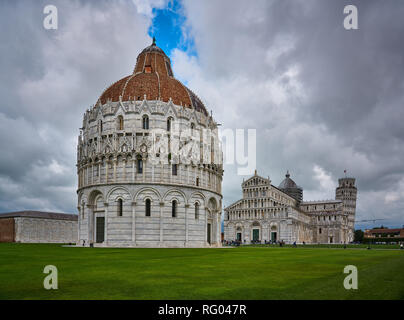 Vista del Battistero, Cattedrale di Santa Maria Assunta e la Torre Pendente di Pisa, Italia Foto Stock