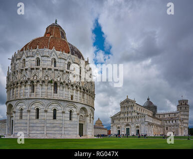 Vista del Battistero, Cattedrale di Santa Maria Assunta e la Torre Pendente di Pisa, Italia Foto Stock