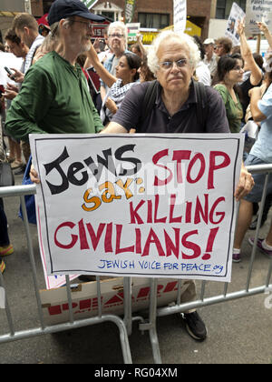 Dimostratore ebraico al rally Pro-Palestinian vicino a Columbus Circle a New York durante la crisi israelo-palestinese, dal 1 agosto 2014. Foto Stock