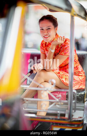 Donna asiatica che indossa la tradizione cinese vestiti in seduta tuktuk sedile passeggero Bangkok in Thailandia Foto Stock