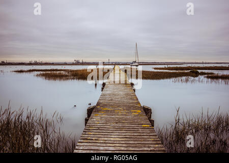 Il molo di legno vicino yachts boat yard - Ashlett Creek, Hampshire Foto Stock