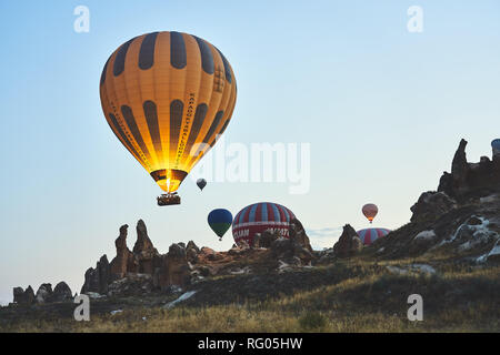Ballons e univoca rocce della Cappadocia. Una ordinaria mattina in Cappadoica Foto Stock