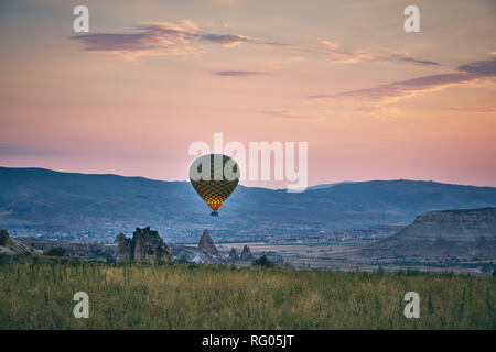 Ballons e univoca rocce della Cappadocia. Una ordinaria mattina in Cappadoica Foto Stock