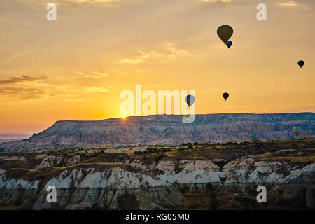 Ballons e univoca rocce della Cappadocia. Una ordinaria mattina in Cappadoica Foto Stock