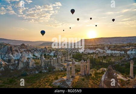 Ballons e univoca rocce della Cappadocia. Una ordinaria mattina in Cappadoica Foto Stock