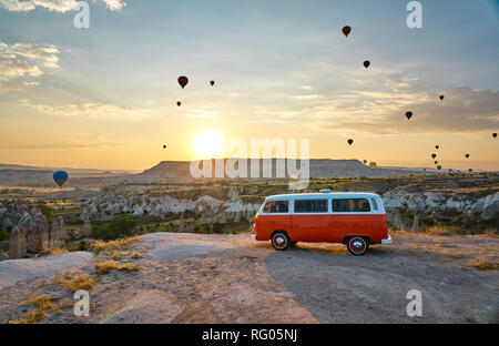 Ballons e univoca rocce della Cappadocia. Una ordinaria mattina in Cappadoica Foto Stock