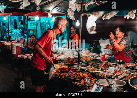 Chiang Mai, Thailandia 12.16.18: Mercato di notte per le strade di Chiang Mai. Fornitore di vendere la sua merce nelle strade. Foto Stock