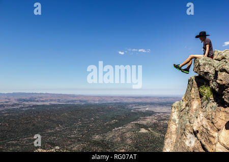 Jung le donne sedute su St Mary's Peak dal Flinders Ranges National Park, Australia Foto Stock
