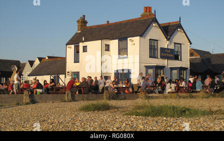 Persone di bere al di fuori del vecchio pub Nettuno in whitstable kent, Inghilterra, Gran Bretagna Foto Stock