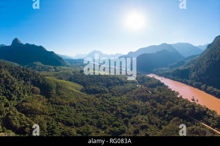 Panoramica aerea di Nam Ou Fiume Nong Khiaw Muang Ngoi Laos, tramonto Cielo drammatico, scenic paesaggio di montagna, famosa destinazione di viaggio nel sud est asiatico Foto Stock