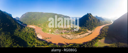 Panoramica aerea di Nam Ou Fiume Nong Khiaw Muang Ngoi Laos, tramonto Cielo drammatico, scenic paesaggio di montagna, famosa destinazione di viaggio nel sud est asiatico Foto Stock