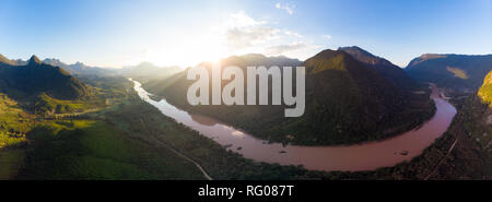 Panoramica aerea di Nam Ou Fiume Nong Khiaw Muang Ngoi Laos, tramonto Cielo drammatico, scenic paesaggio di montagna, famosa destinazione di viaggio nel sud est asiatico Foto Stock