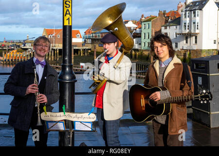 Tre musicisti di strada a Whitby giocando come Jelly Roll band di musica Jazz Foto Stock