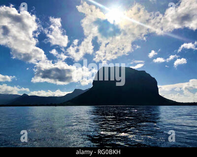 Vista su le morne sull'isola Mauritius da oceano indiano Foto Stock