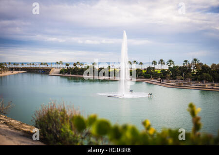 Palma de Mallorca, isola di Mallorca, Spagna - 01 novembre 2018: vista sulla fontana da Catedral Basilica de Santa María de Mallorca Foto Stock