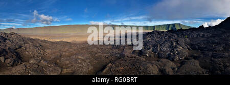Vista sulla valle del Piton de la Fournaise la reunion di vecchi flussi di lava Foto Stock