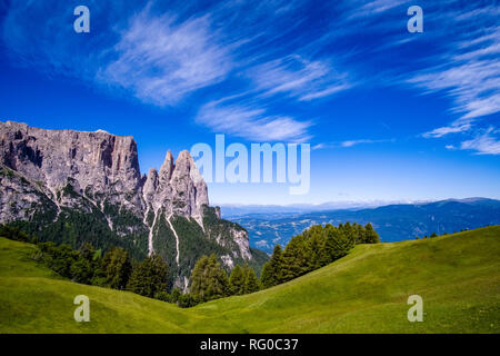 Collinare della campagna agricola con verdi pascoli a Alpe di Siusi, Alpe di Siusi, il monte Sciliar, dello Sciliar, a distanza Foto Stock