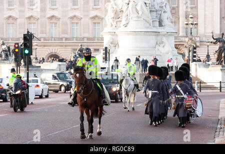 Londra, Inghilterra - 23 gennaio 2019. I soldati dell'irlandese Guardie marzo da Buckingham Palace lungo il centro commerciale durante il tradizionale cambio della gu Foto Stock