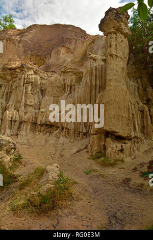 Le pareti del canyon di una sezione del flusso di fata (Suoi Tien) in Mui Ne, Binh Thuan Provincia, Vietnam Foto Stock