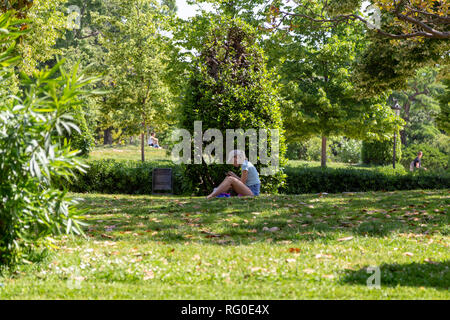 Giovane donna presso il Parc de la Ciutadella, Barcellona, Spagna Foto Stock