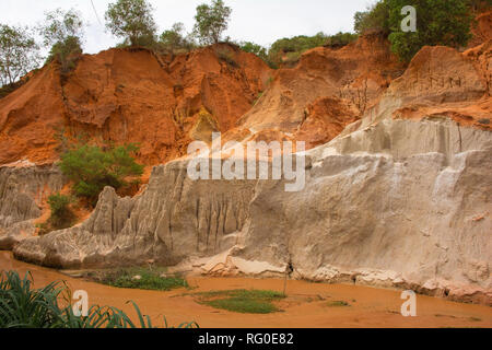 Le pareti del canyon di una sezione del flusso di fata (Suoi Tien) in Mui Ne, Binh Thuan Provincia, Vietnam Foto Stock